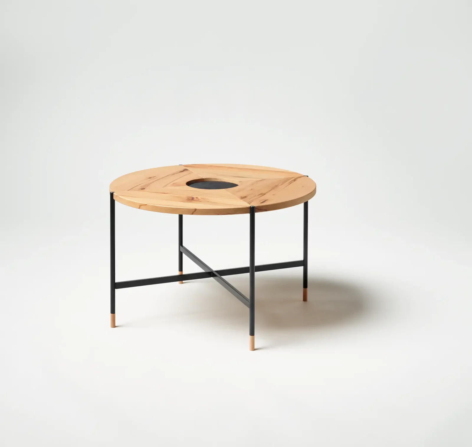 Anrei Couchtisch aus Holz mit schwarzem Metallgestell und rundem Design.