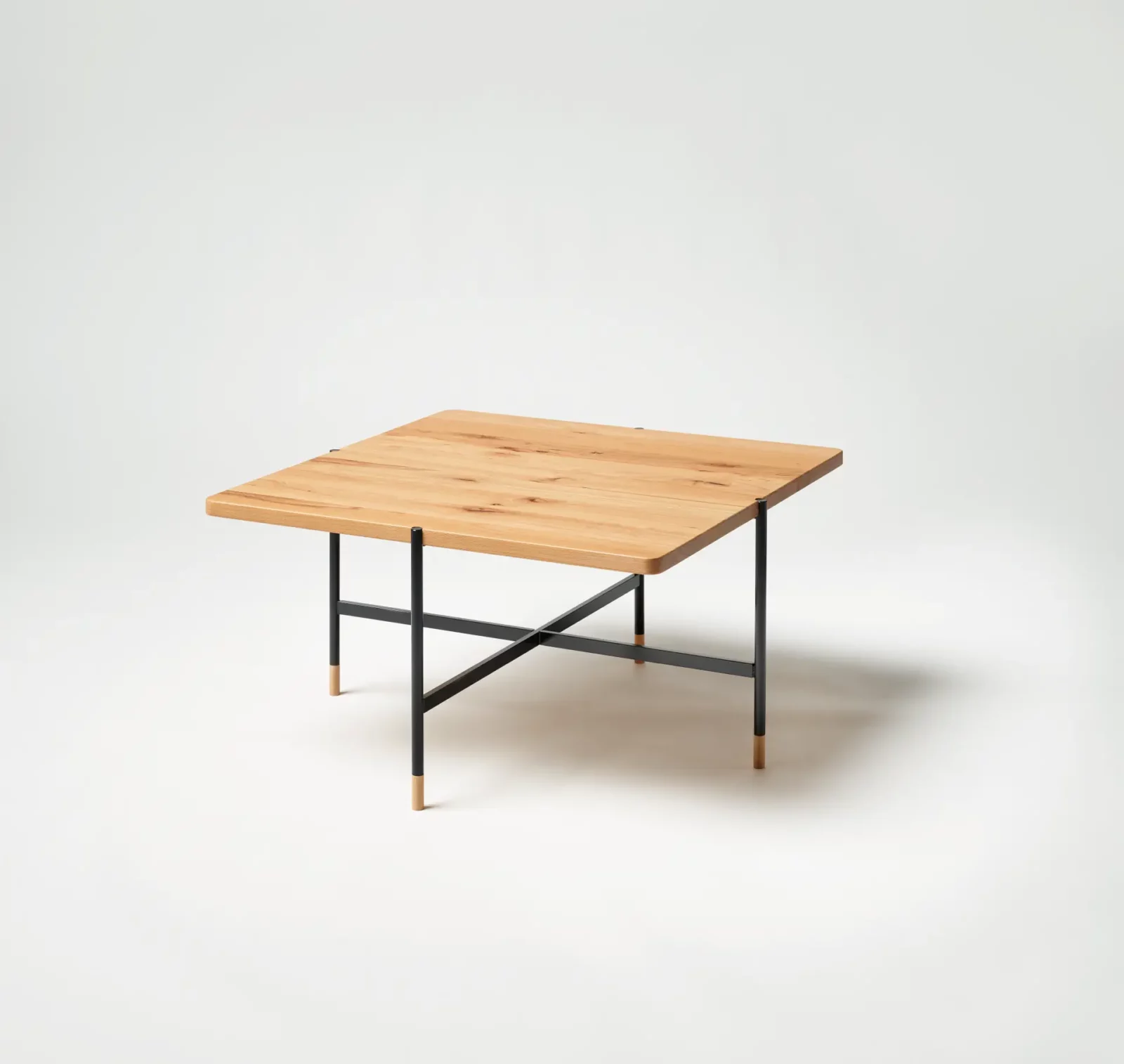Anrei Couchtisch mit Holzplatte und schwarzem Metallgestell.