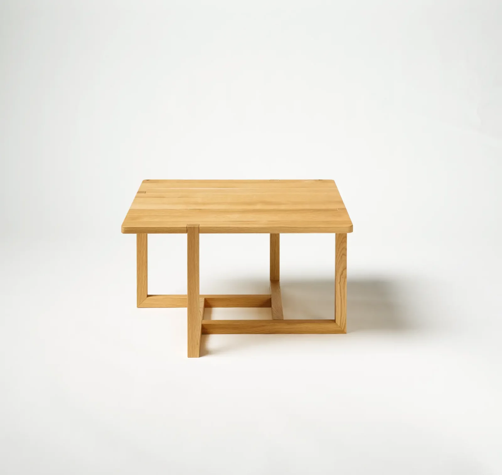 Anrei Couchtisch aus hellem Holz mit geometrischem Gestell.