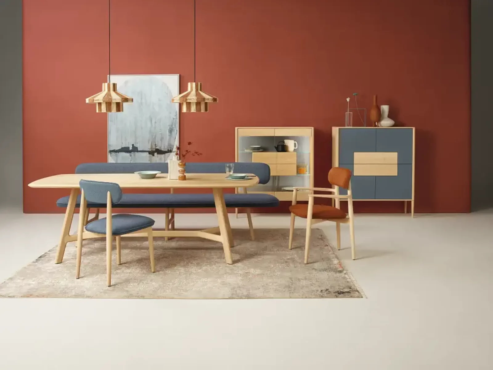 Anrei Juna Essgruppe aus Holz mit blauen Polstern und Sideboard.