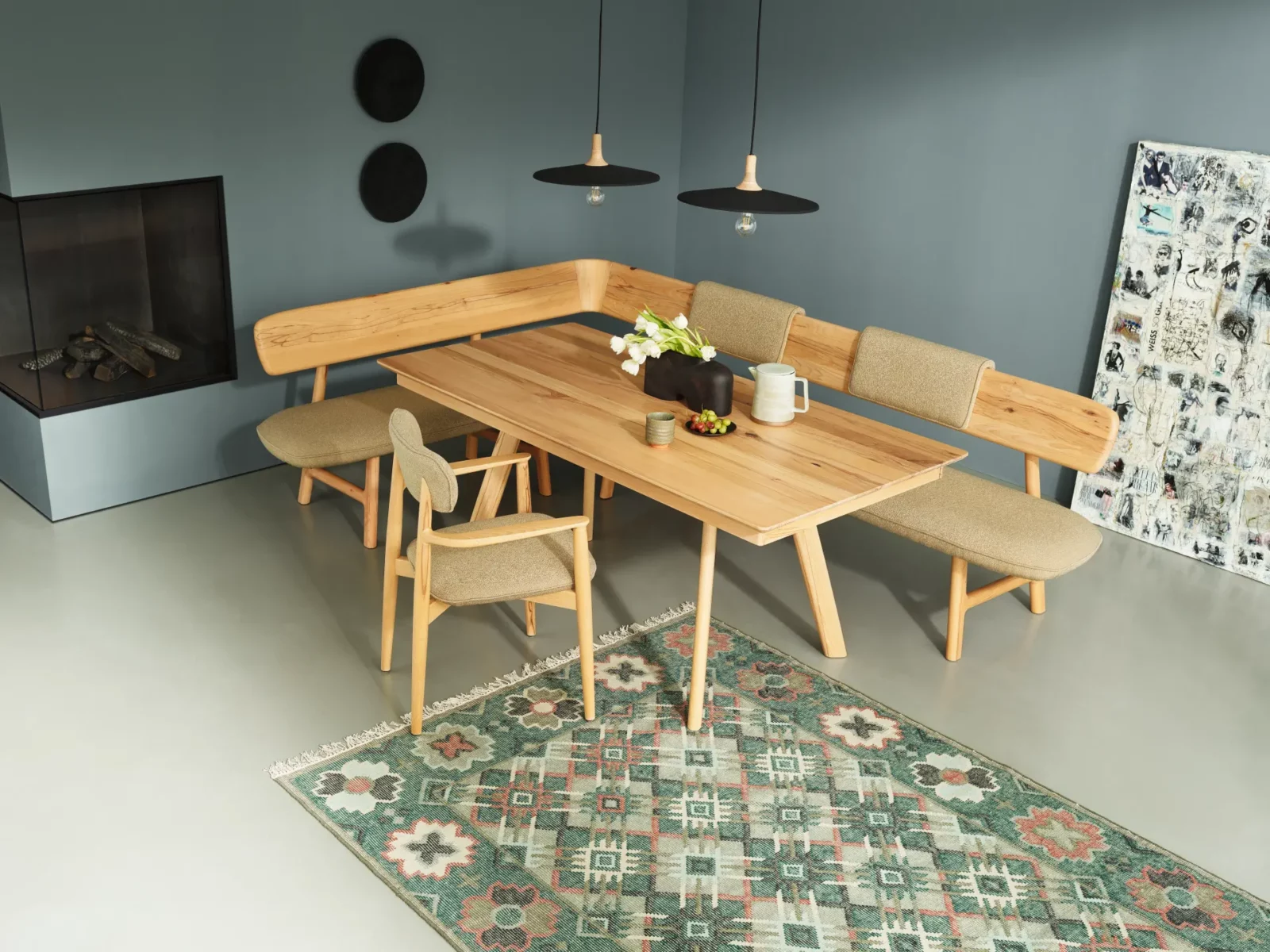 Anrei Juna Essgruppe aus hellem Holz mit Eckbank und Stühlen.