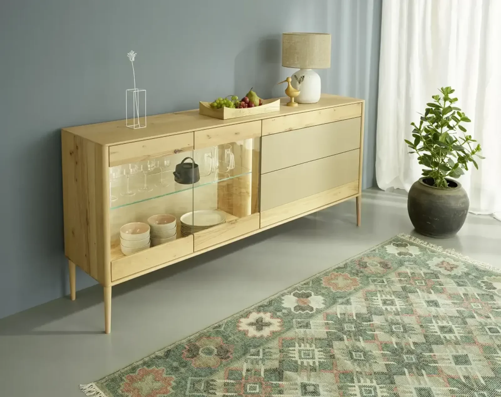 Anrei Juna Sideboard aus hellem Holz mit Glastüren und Schubladen.