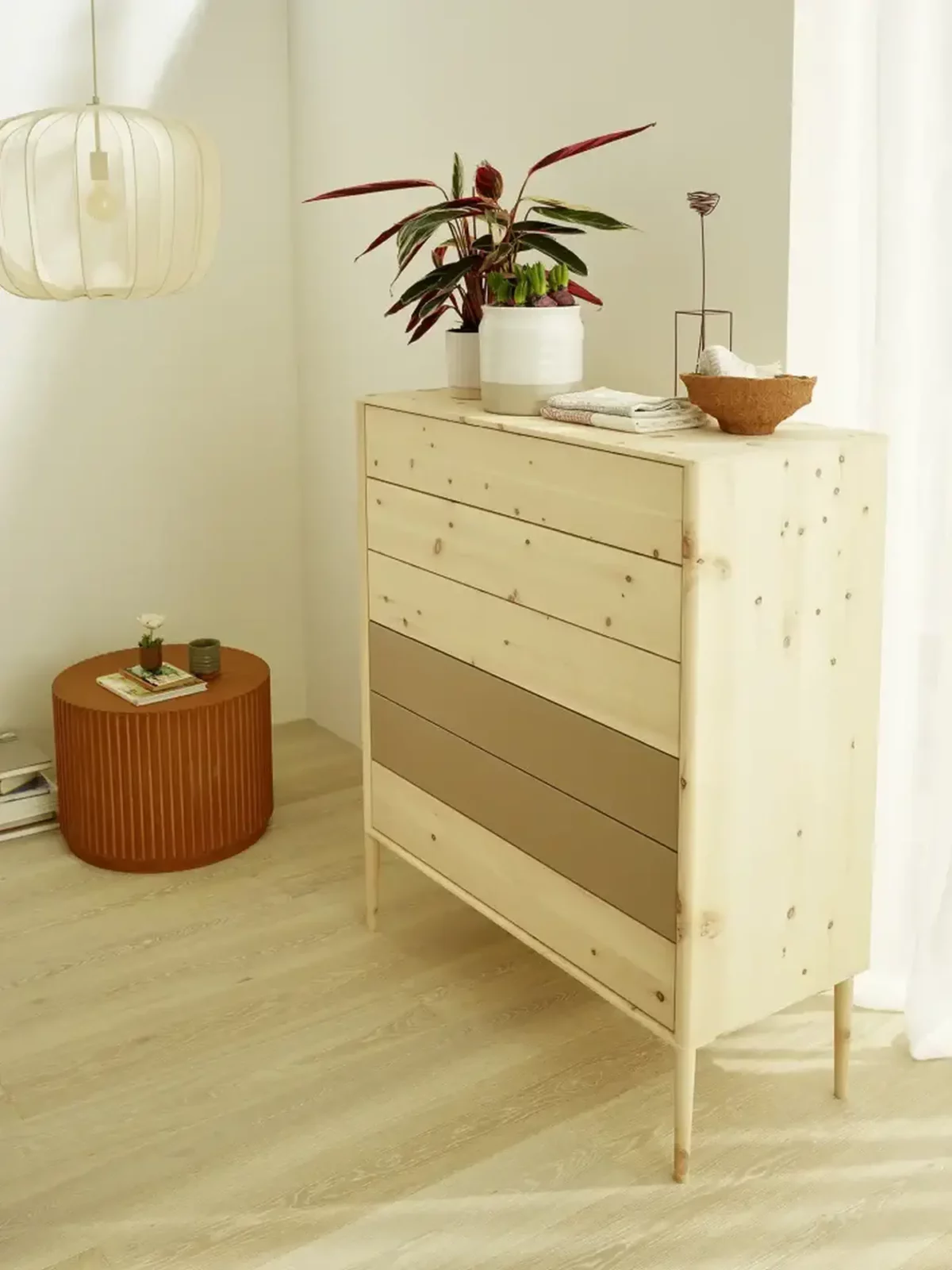 Anrei Juna Kommode aus hellem Holz mit schlichten, klaren Linien.