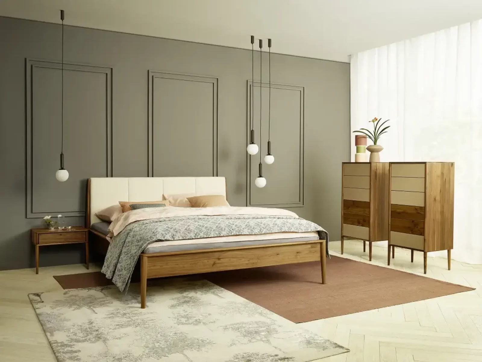 Anrei Juna Schlafzimmer mit Holzrahmenbett und passendem Nachttisch.