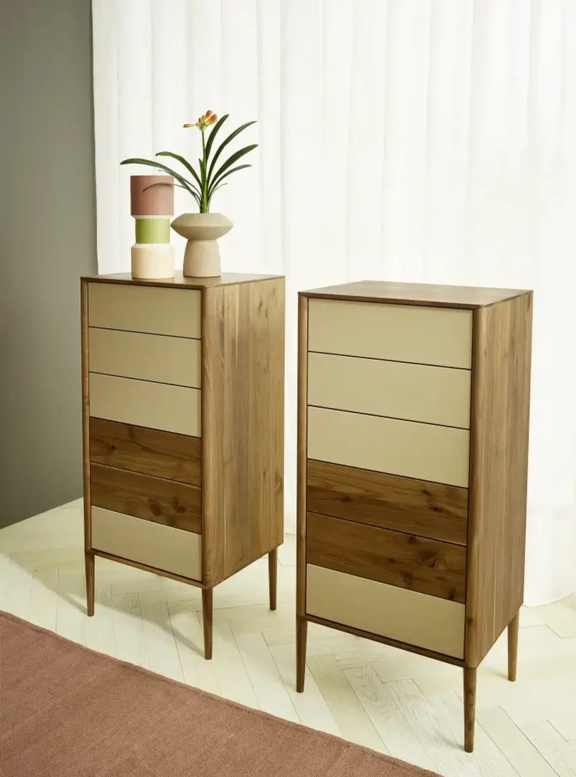 Anrei Juna Kommoden aus Holz mit beigen und braunen Schubladen.
