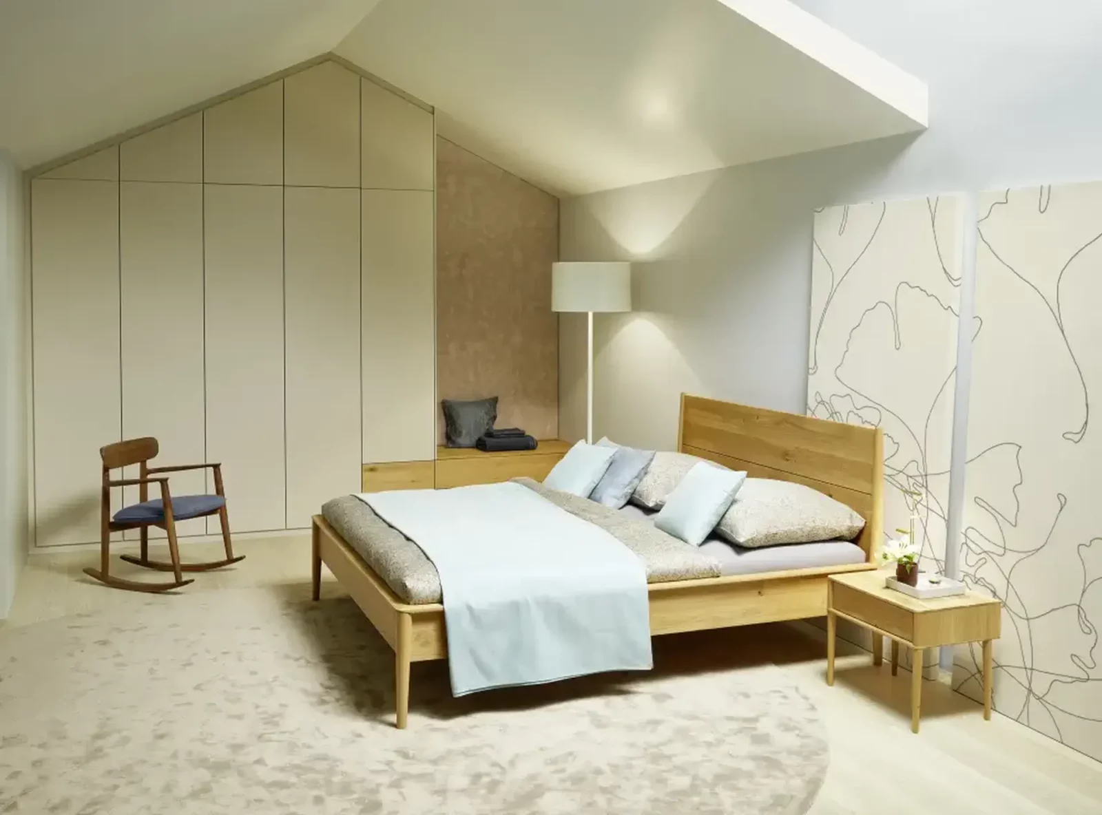 Anrei Juna Bett aus Holz mit hellem Kopfteil und passendem Nachttisch.