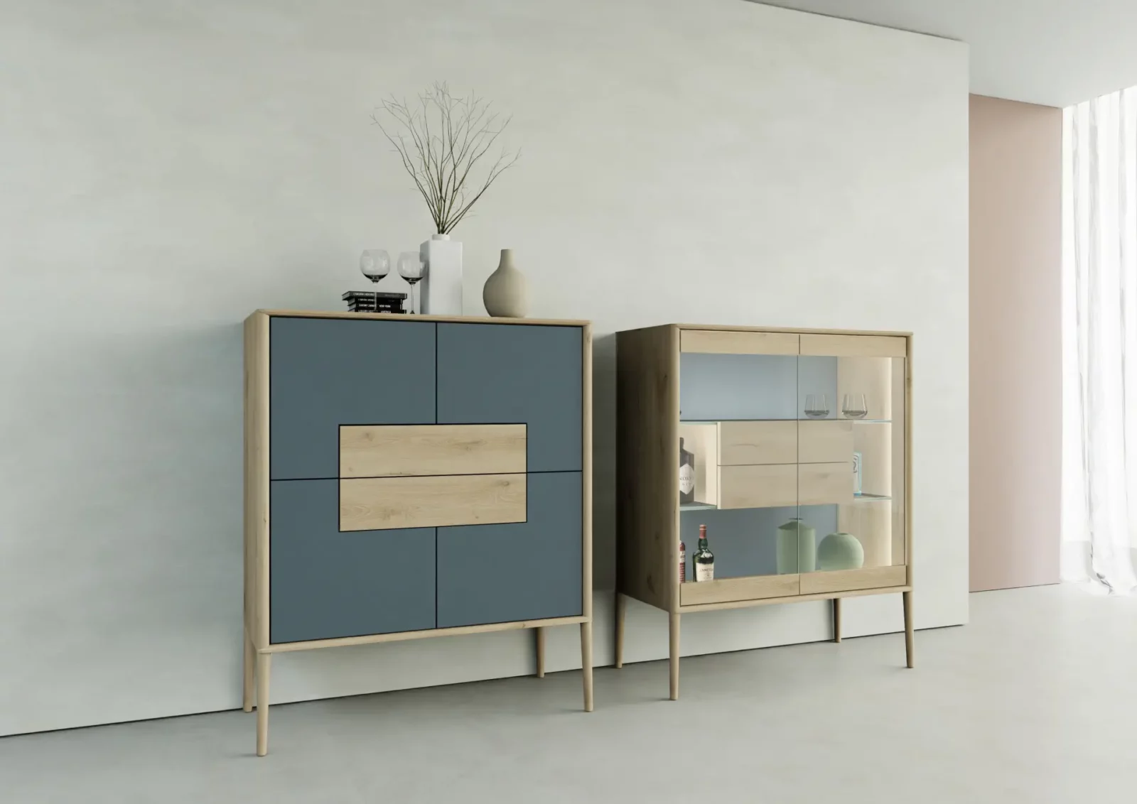 Anrei Juna Highboard in Holz und Blau mit Glasfronten.