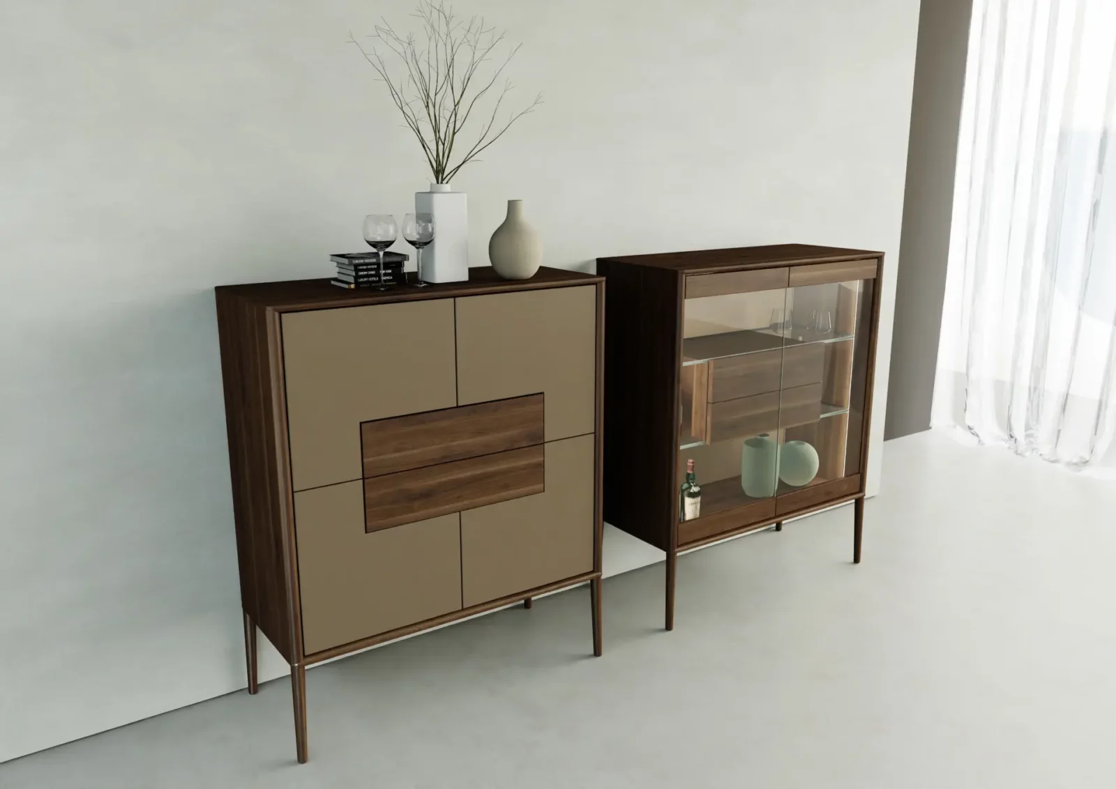 Anrei Juna Highboard aus Holz mit Glasfront und geometrischen Details.