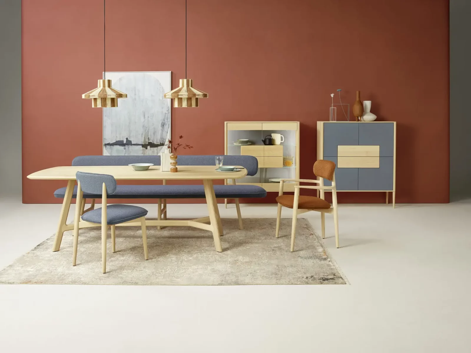 Anrei Juna Essgruppe aus hellem Holz mit blauen Polsterstühlen.