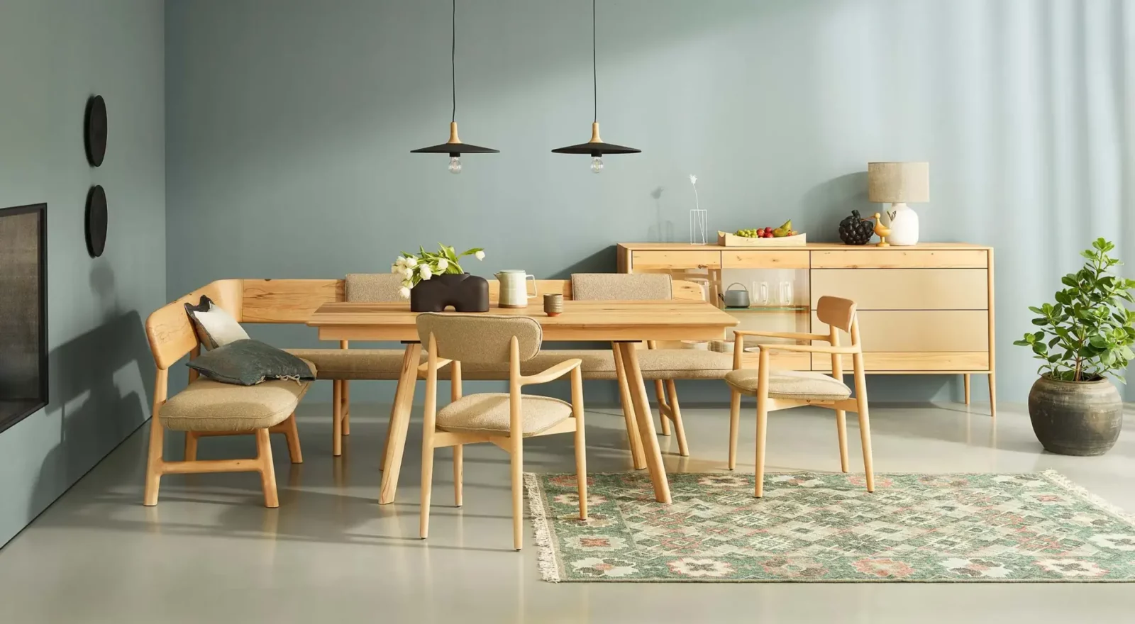 Anrei Juna Essgruppe aus hellem Holz mit gepolsterten Stühlen und Bank.