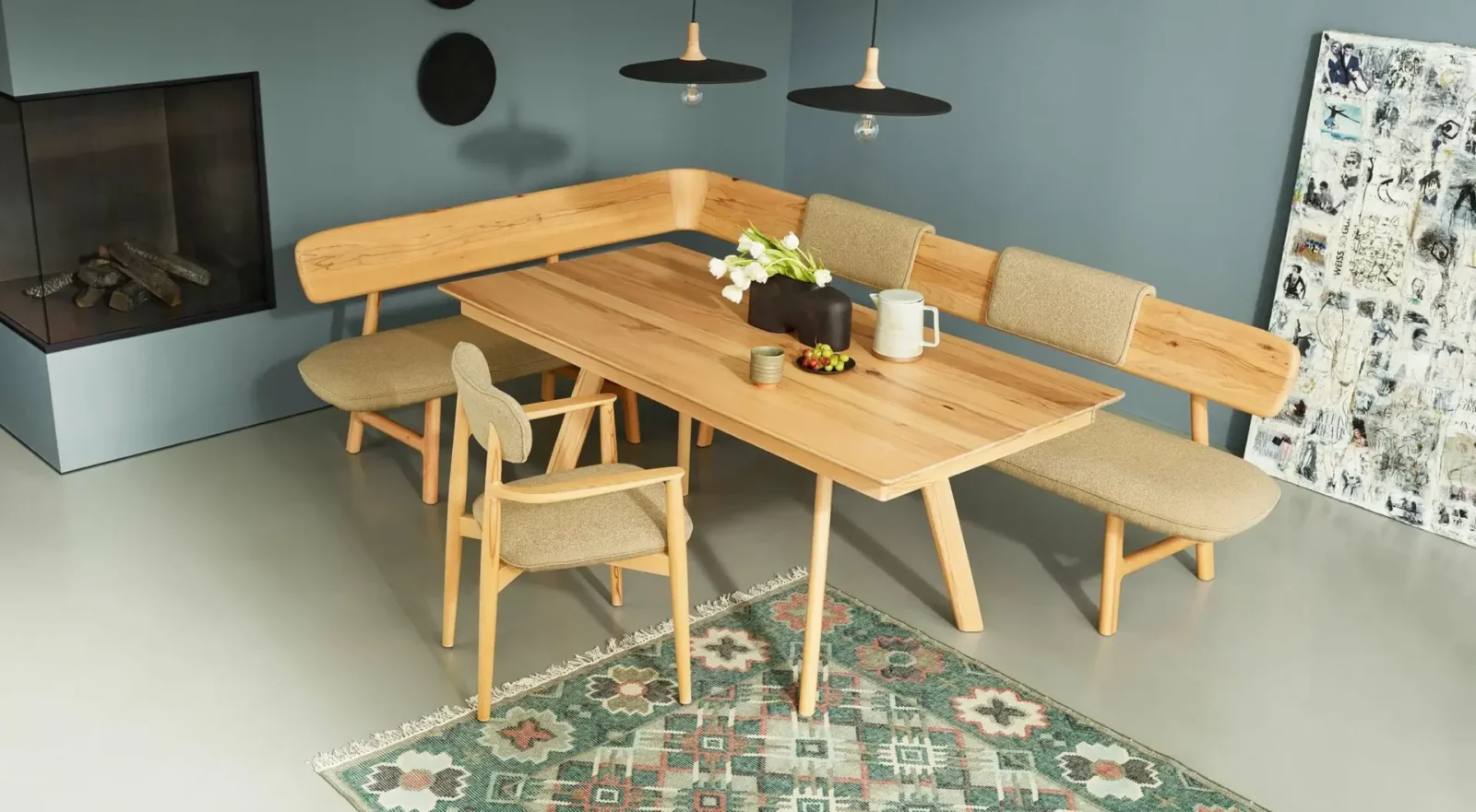 Anrei Juna Essgruppe aus Holz mit Eckbank und gepolsterten Stühlen.