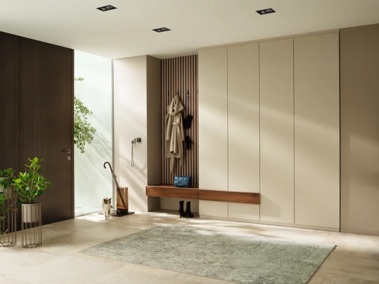 Anrei Ruum Garderobe in Beige mit Holzbank und integrierter Wandverkleidung.