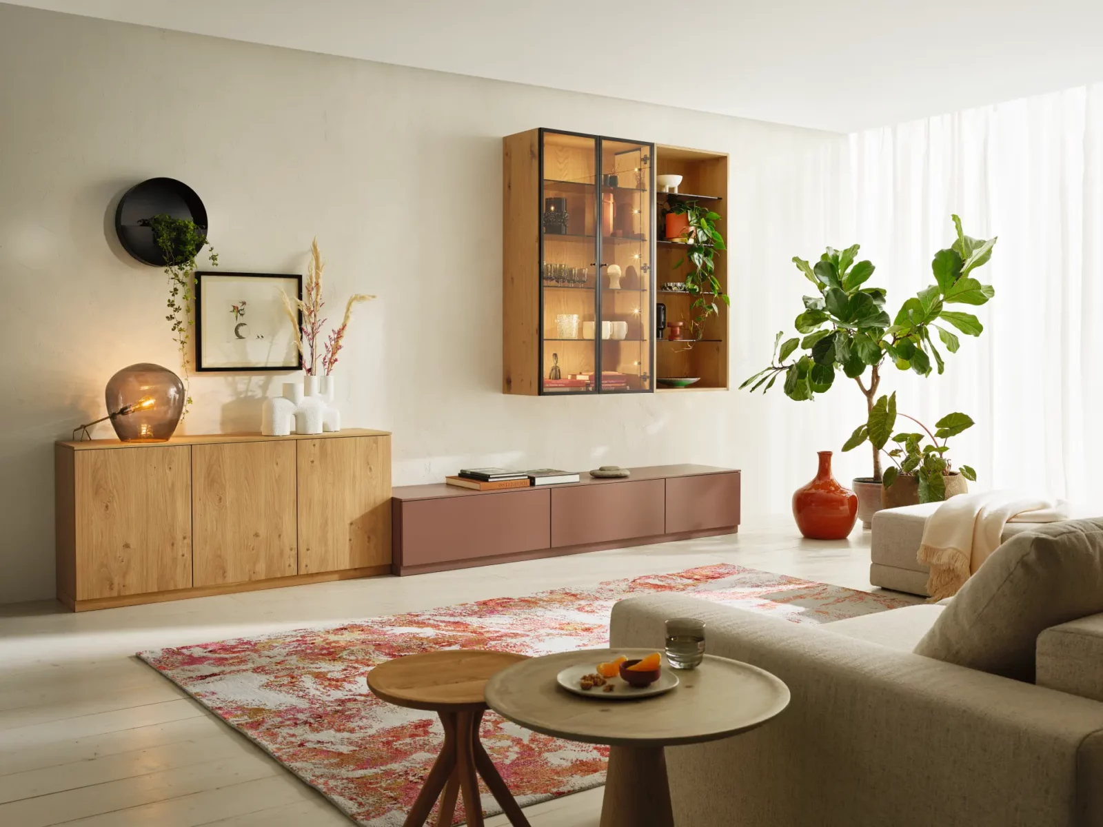 Anrei Ruum Wohnzimmermöbel in Eiche mit Glasvitrine und Sideboard.