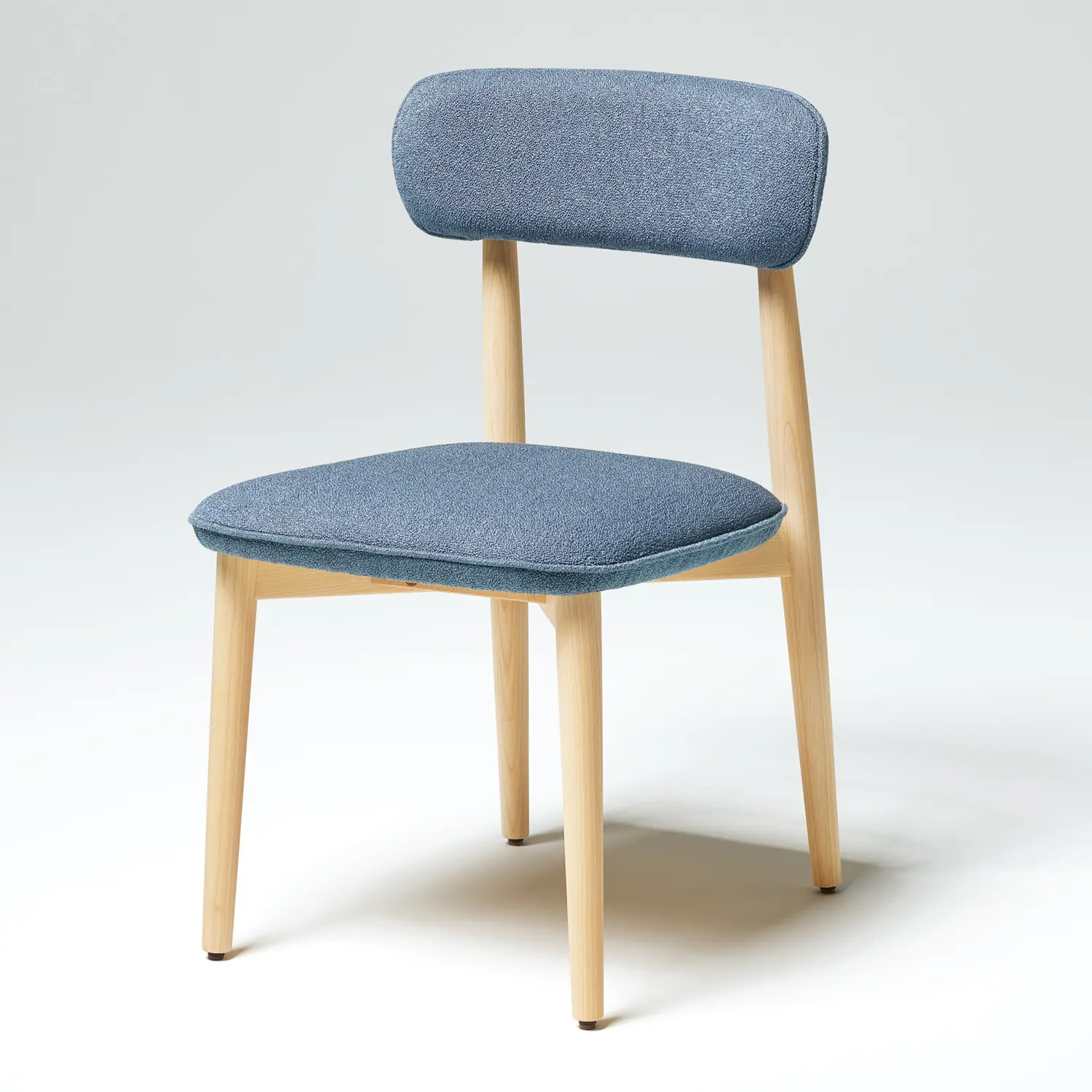 Anrei Stuhl 636, Holzgestell, blauer Stoffbezug, minimalistisches Design.