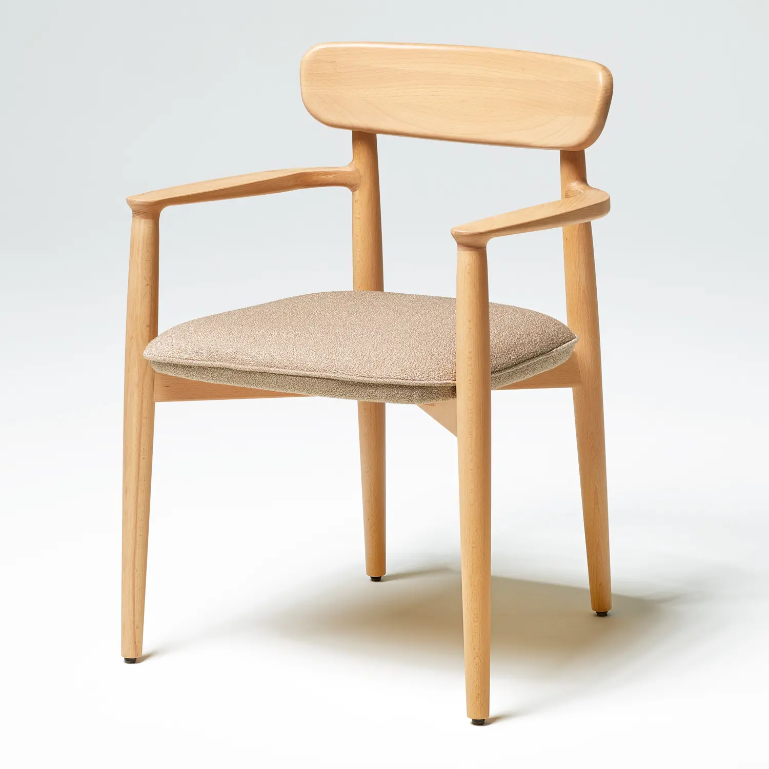 Anrei Stuhl 637 aus hellem Holz mit gepolsterter Sitzfläche in Beige.