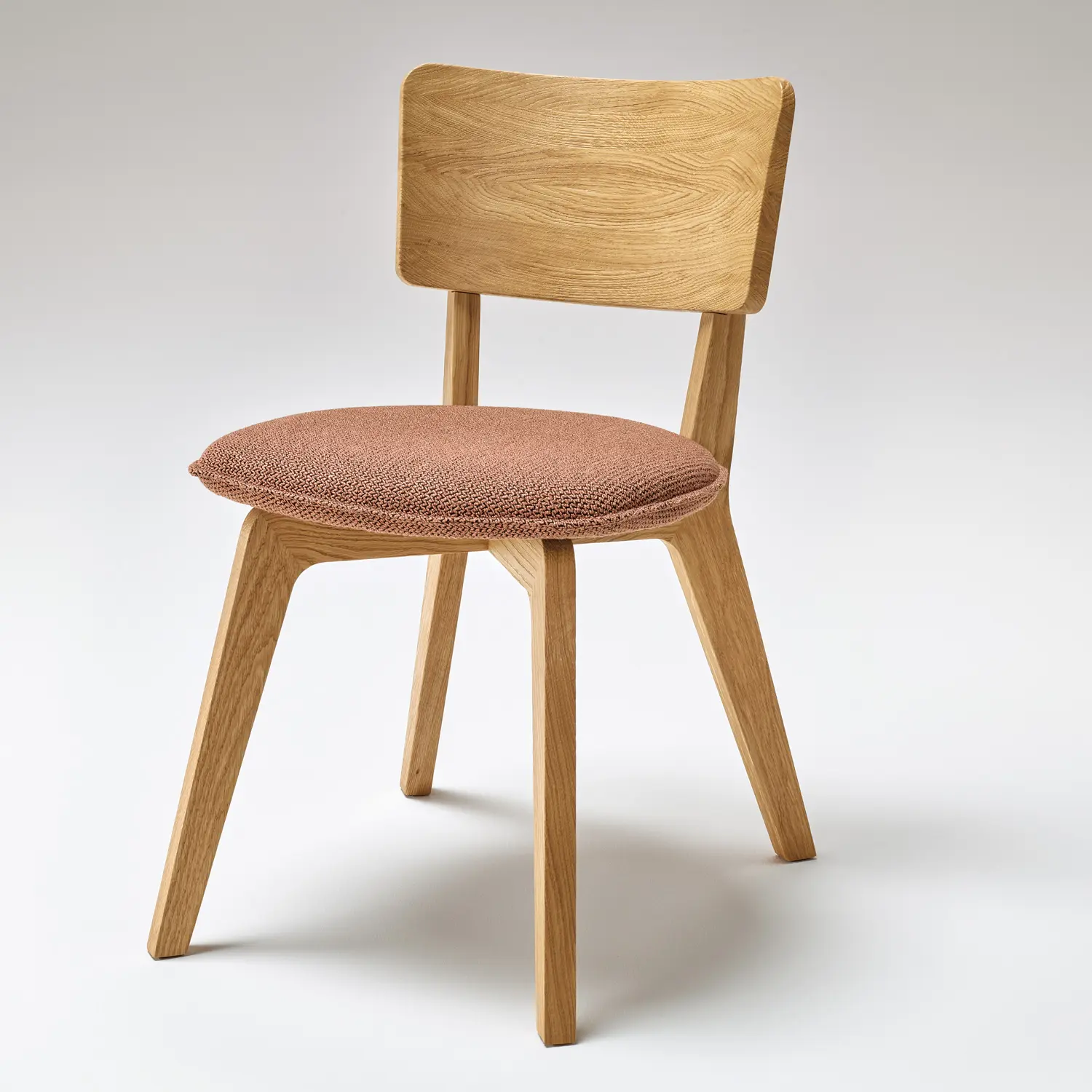 Anrei Stuhl 634 S aus Holz mit gepolsterter Sitzfläche in Braun.
