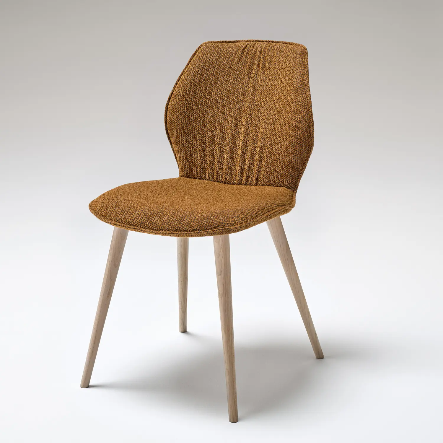 Anrei Stuhl 836 S, senfgelber Stoffbezug, helle Holzbeine, modernes Design.