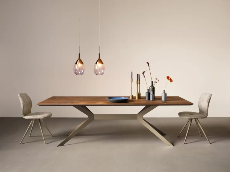 Anrei Vivo Tisch aus Nussbaum mit sandfarbenem Metallgestell.