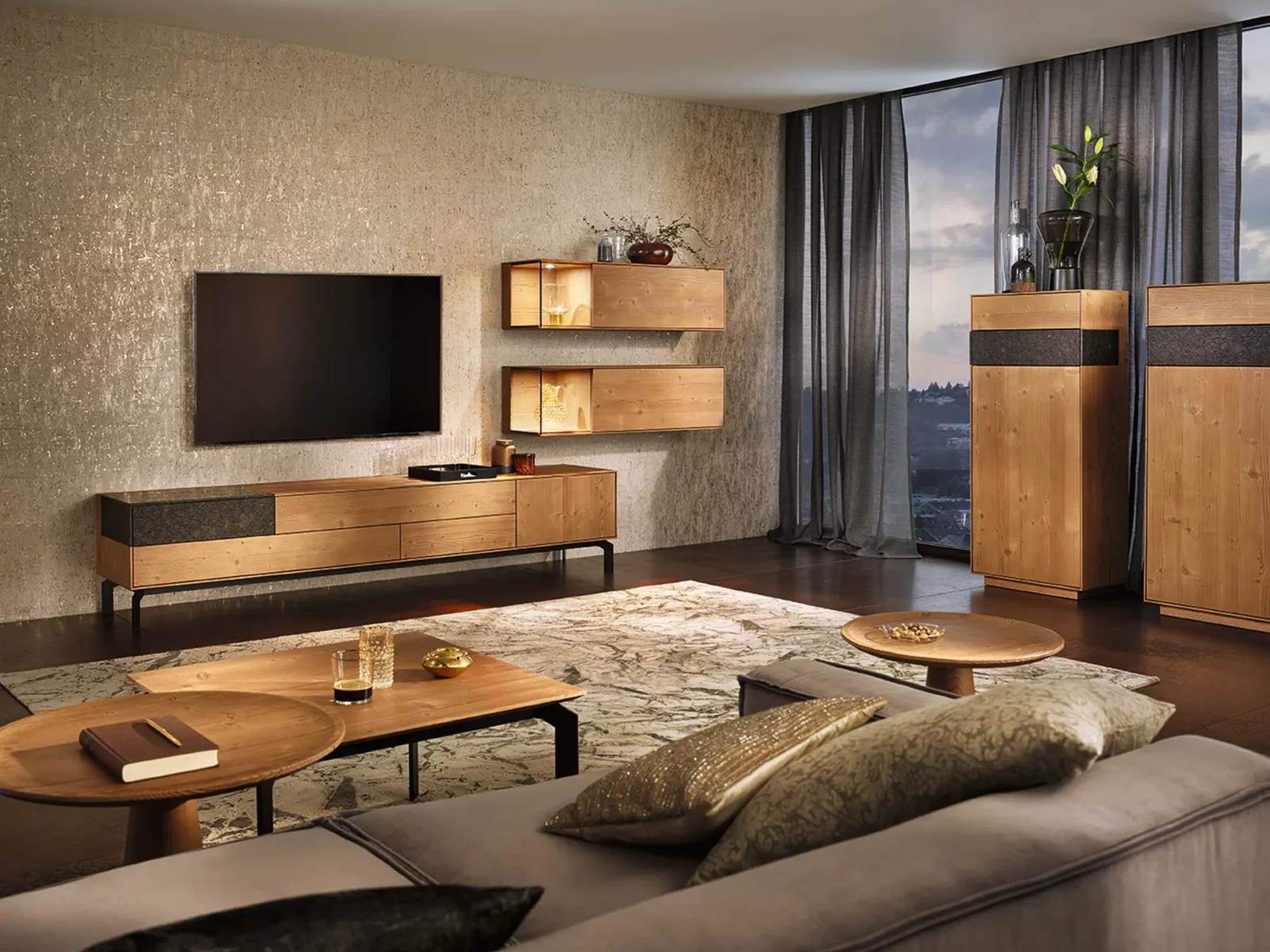 Anrei Vivo Highboard in Bergfichte Bernstein mit dunklen Akzentdetails.