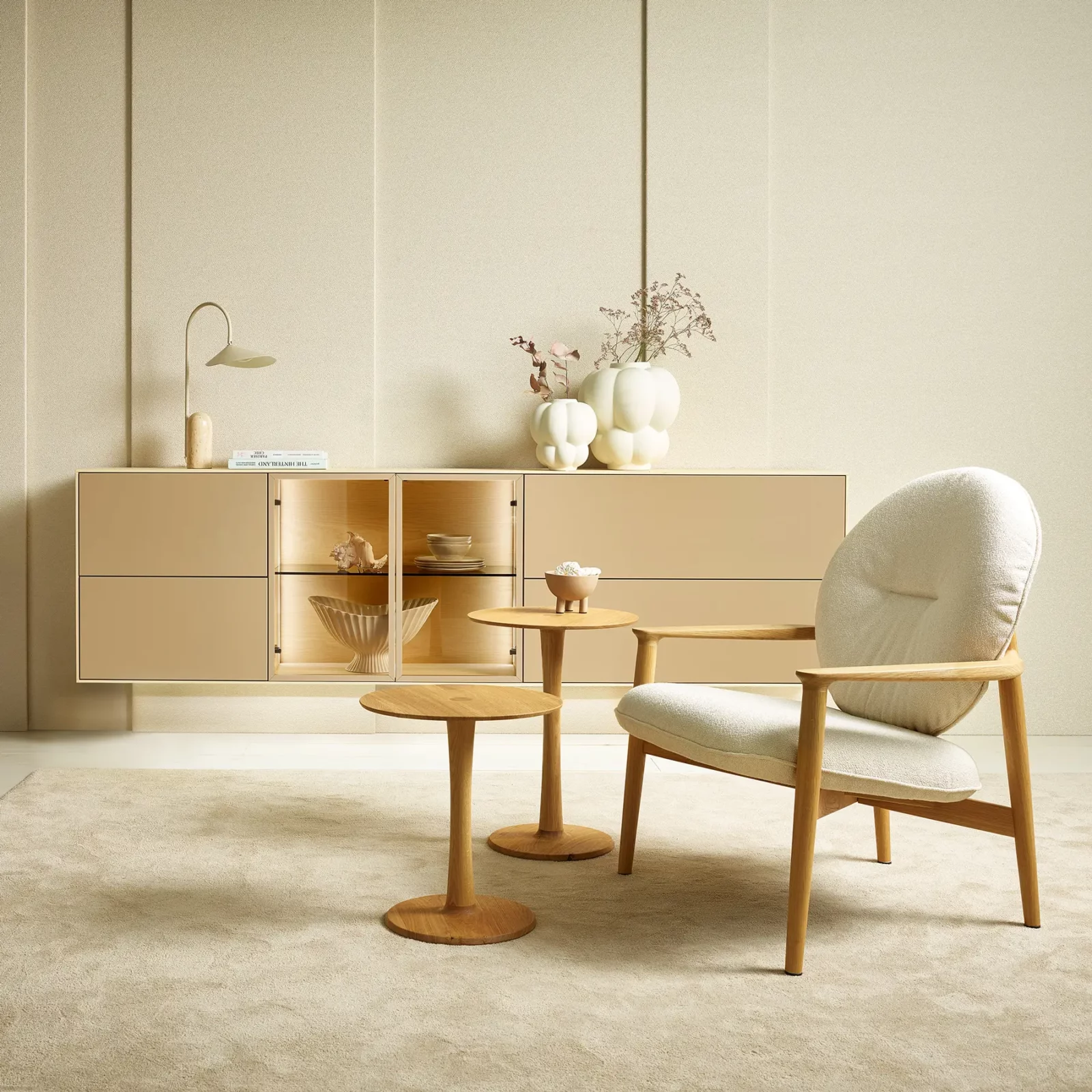 Anrei Loungechair Puro aus hellem Holz mit cremefarbenem Polster.