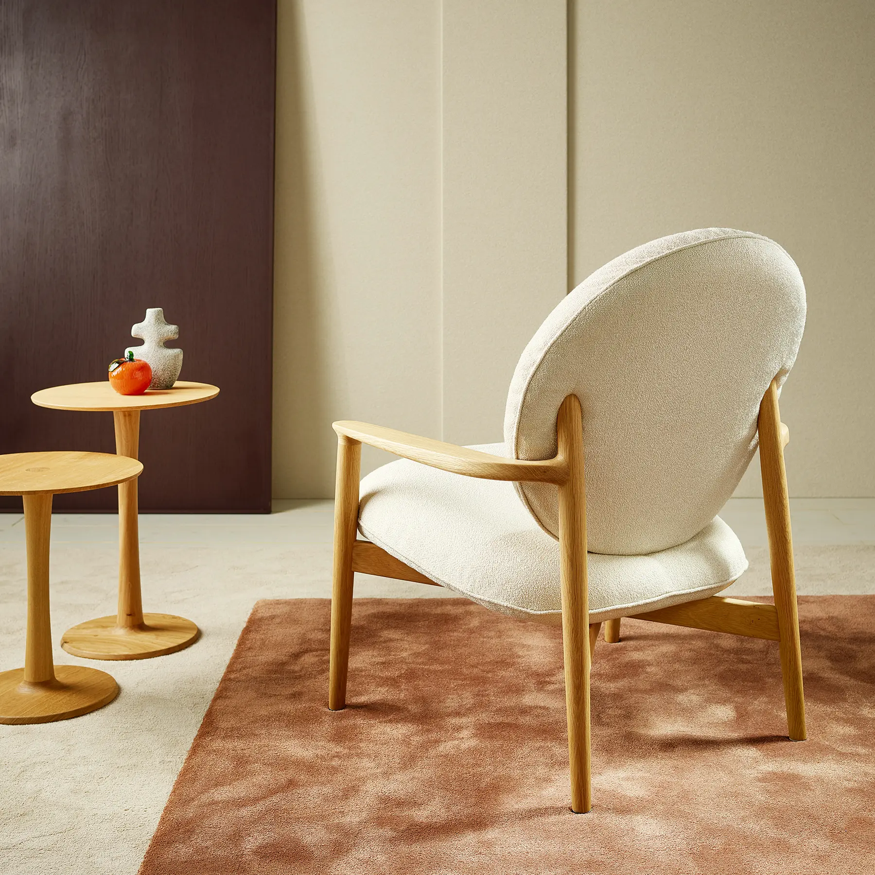 Anrei Loungechair Puro mit hellem Holzrahmen und cremefarbenem Polster.