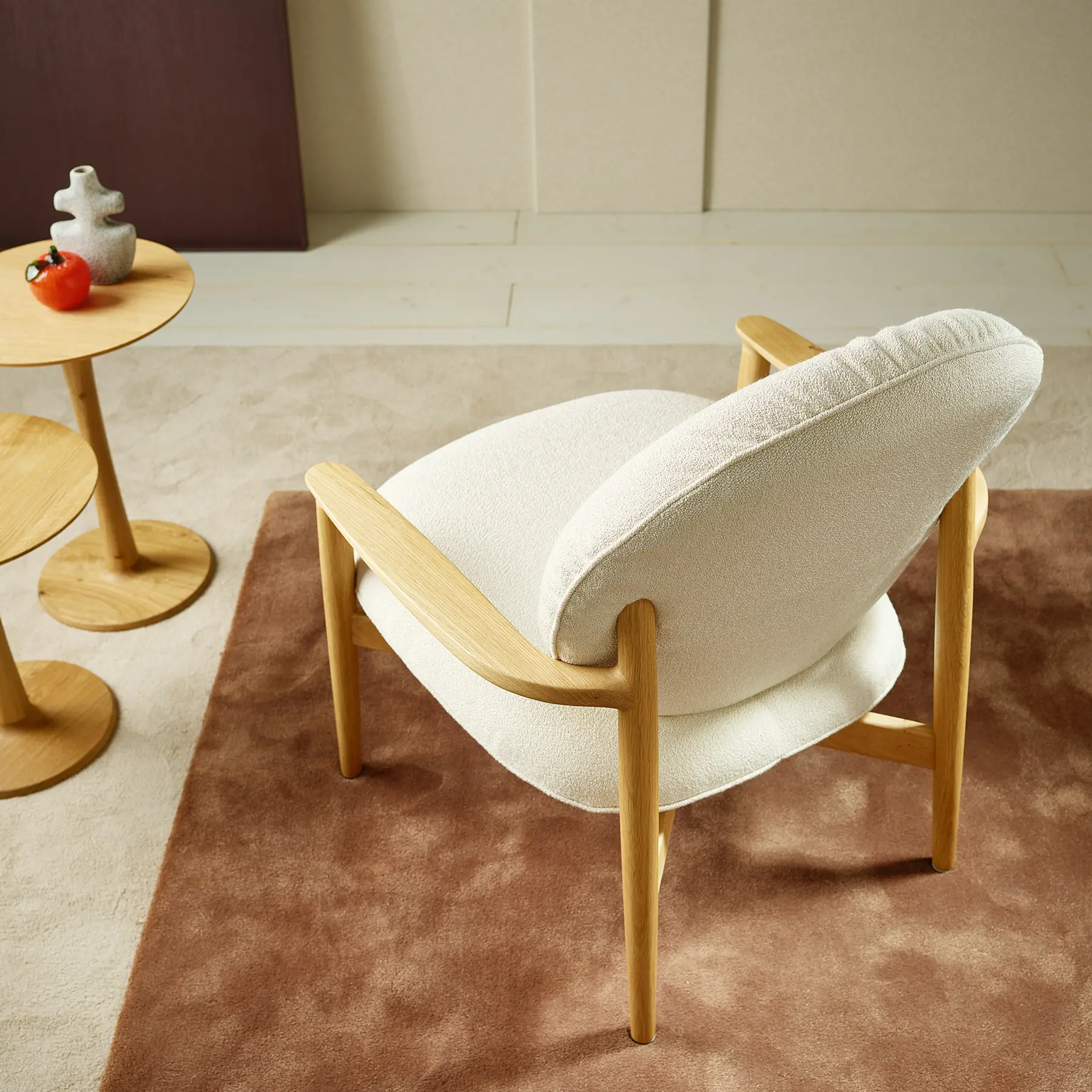 Anrei Loungechair Puro, Holzgestell, cremefarbener Stoffbezug, modernes Design.
