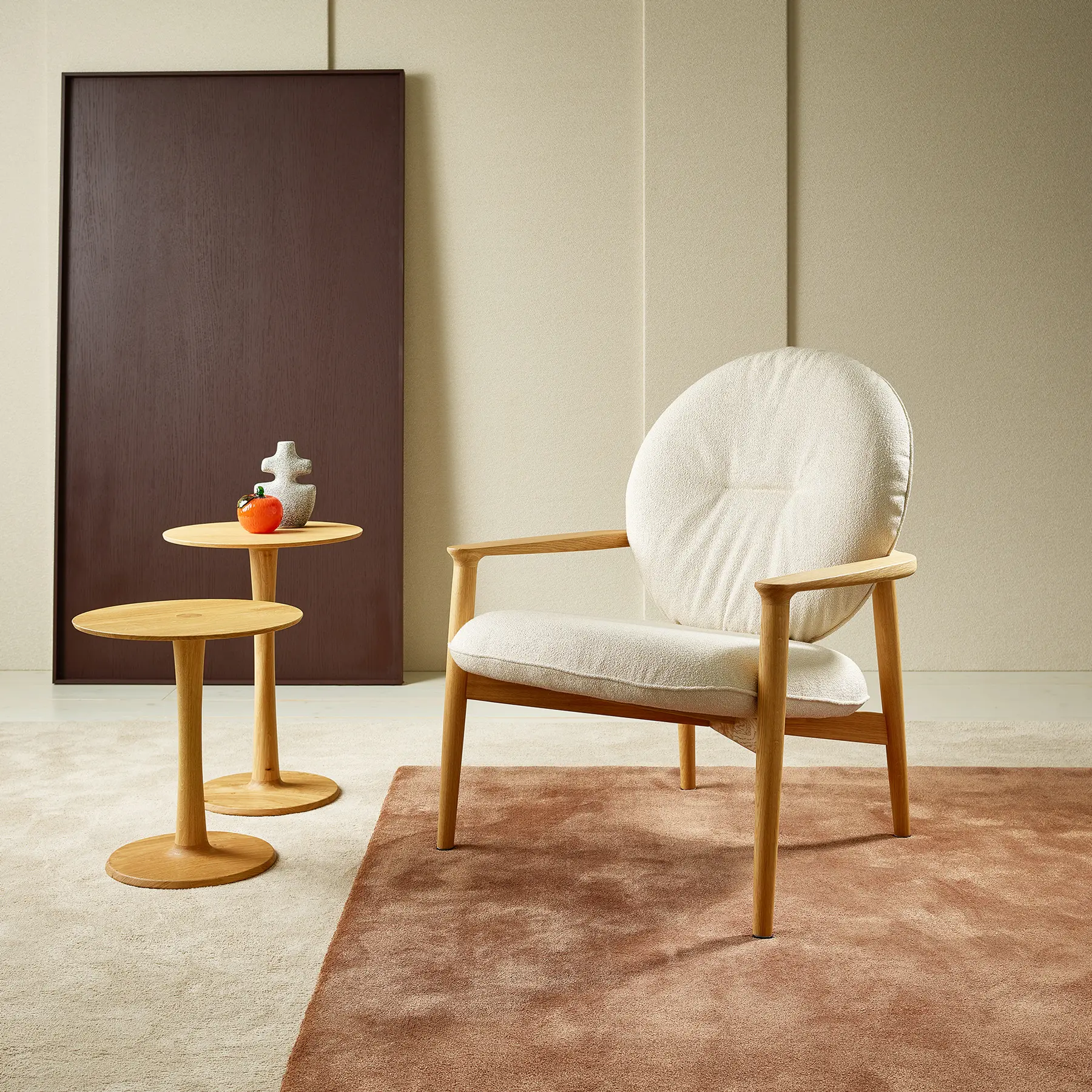 Anrei Loungechair Puro, helles Holzgestell, cremefarbener Polsterbezug.