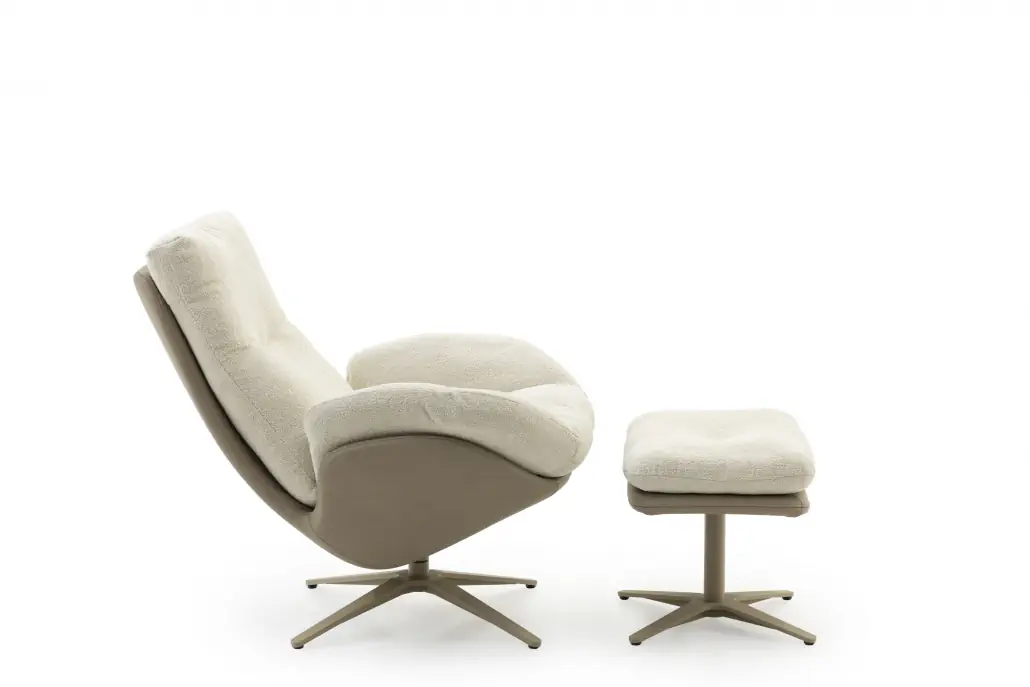 Relaxsessel Berry Kipp mit motorischer Neigefunktion, beige Leder, weiche Polsterung.