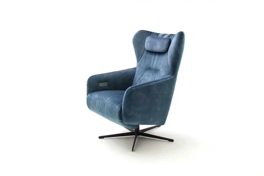 Bruce Ohrenbackensessel in blauem Stoff mit drehbarem Metallfuß.