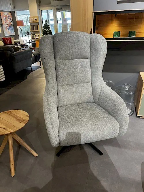 Grauer Sessel Bubble2 mit hoher Rückenlehne und weichem Stoffbezug.