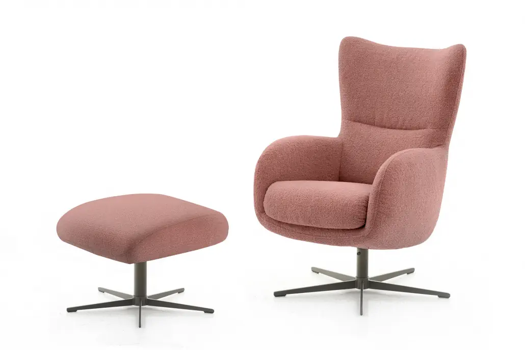 Bully Opera Sessel in Blush mit passendem Hocker, Stoffbezug, Metallfuß.