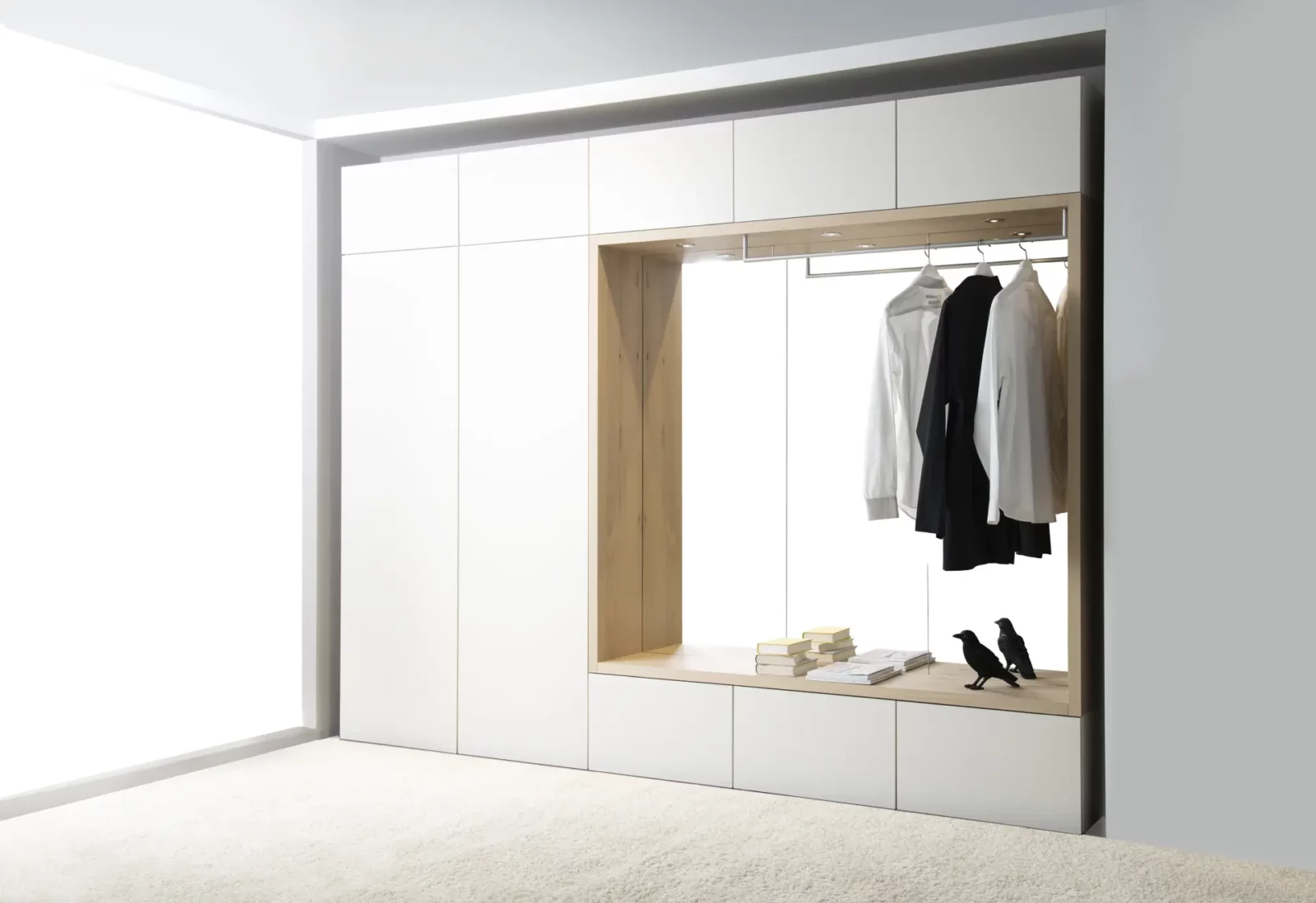 Cando 016 Kleiderschrank in Weiß mit Holzelementen und offener Garderobe.