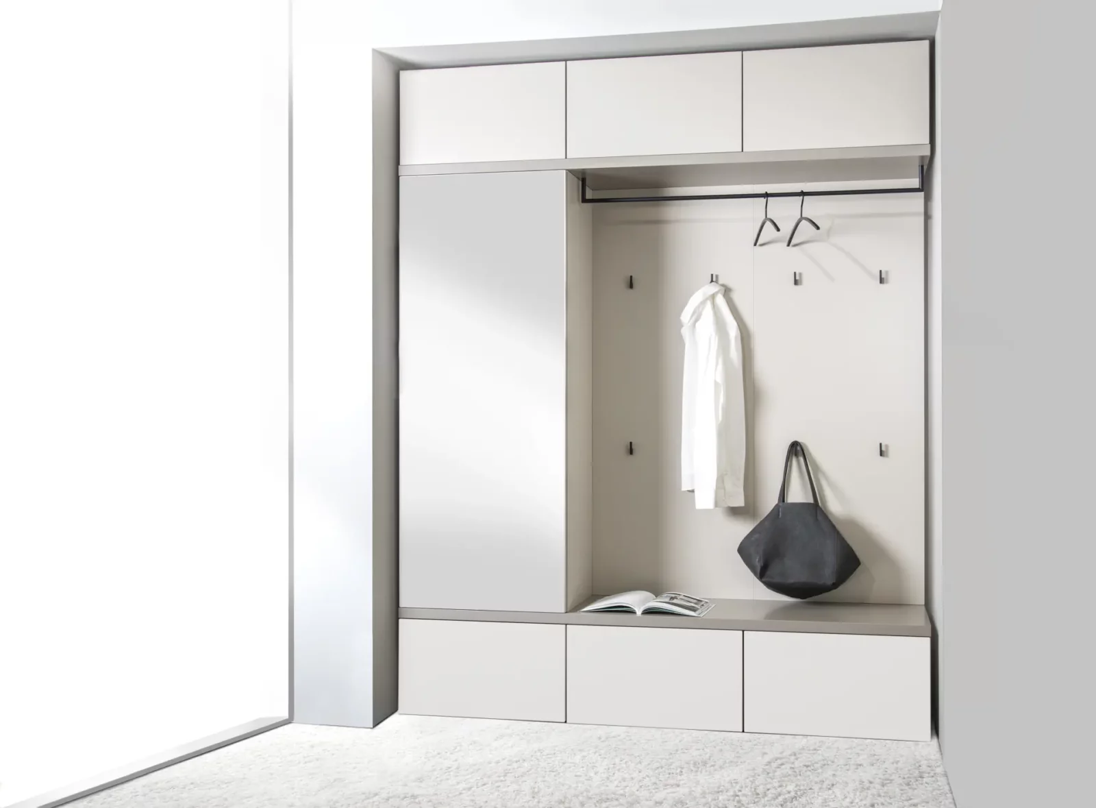 Garderobenschrank Cando 017 in Weiß mit Spiegel und Hakenleiste.