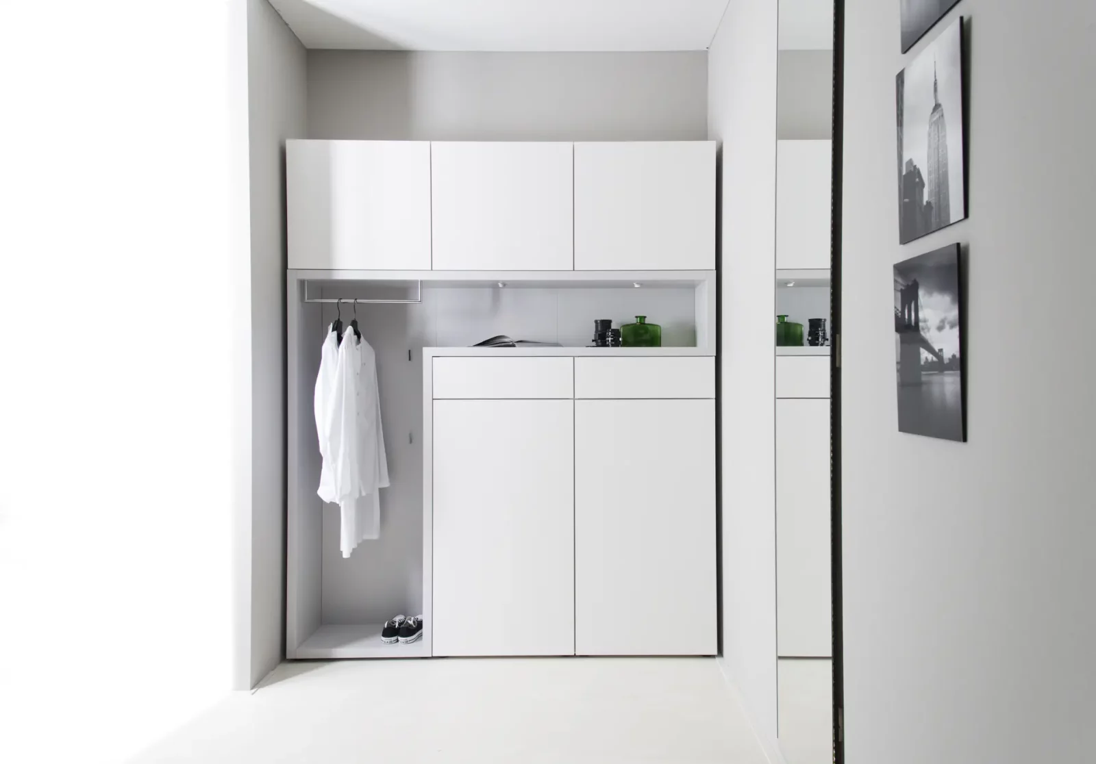 Cando Garderobenschrank in Weiß mit integriertem Kleiderbereich und Stauraum.