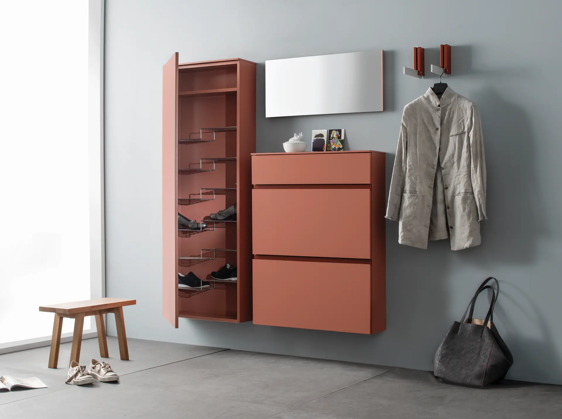 Cando 030 Schuhschrank in Terrakotta mit offenen Regalfächern und Schubladen.