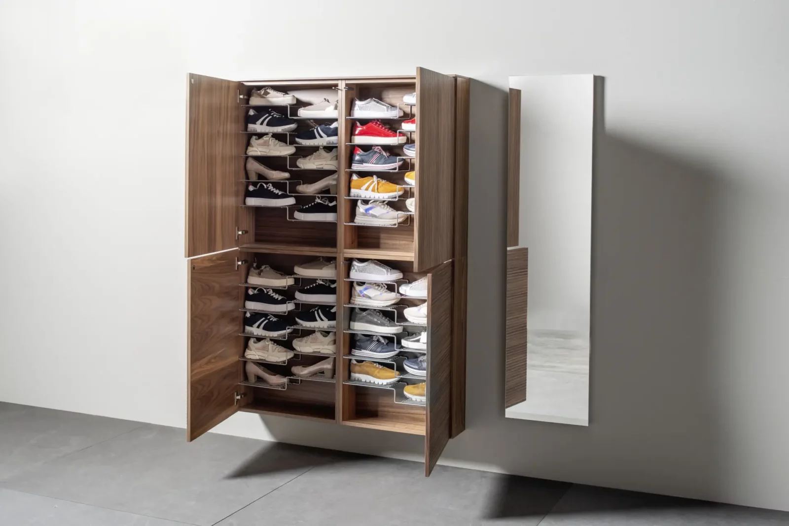 Schuhschrank Cando 050 aus Holz mit offenen Türen und mehreren Fächern.