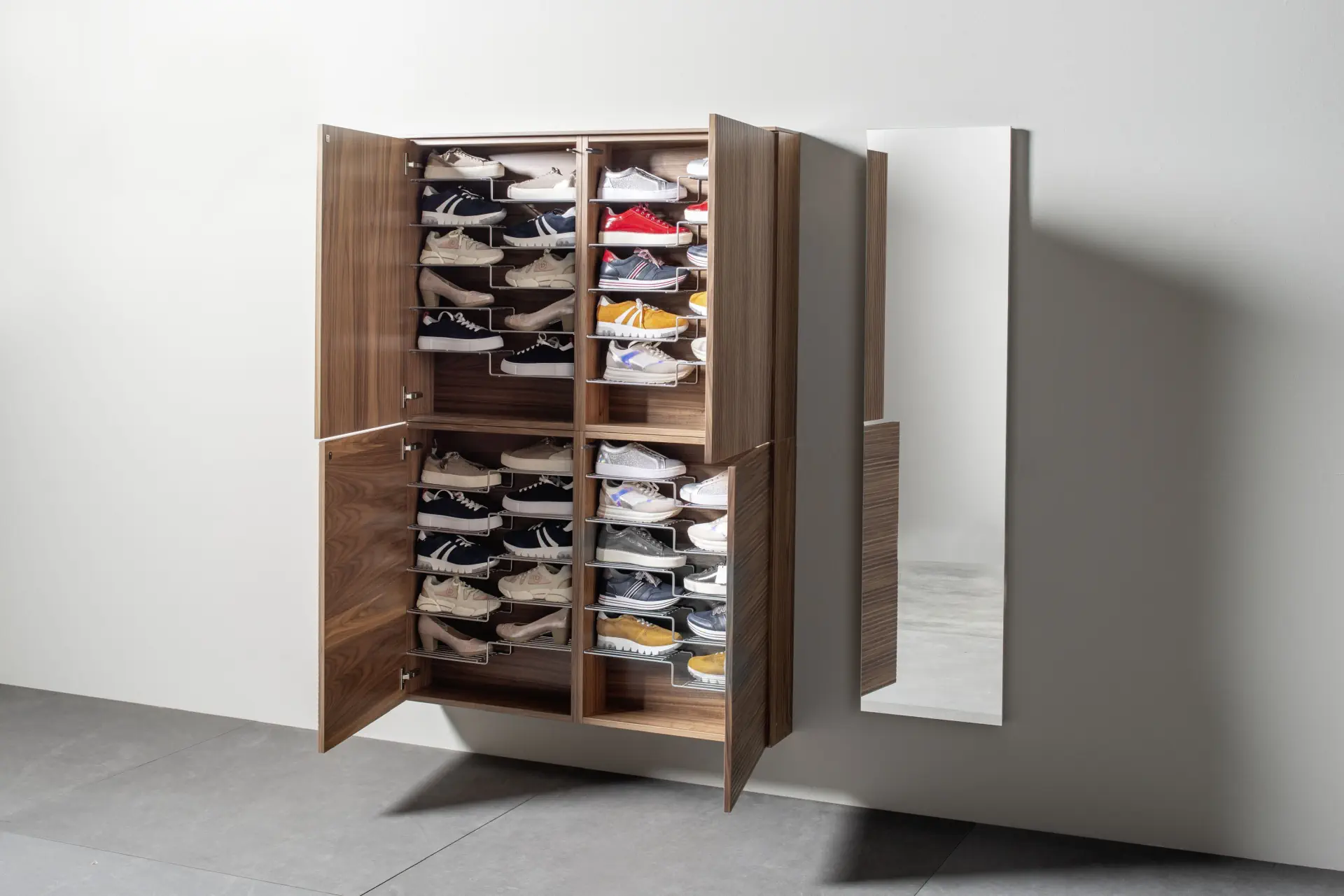 Schuhschrank Cando 050 aus Holz mit offenen Türen und mehreren Fächern.
