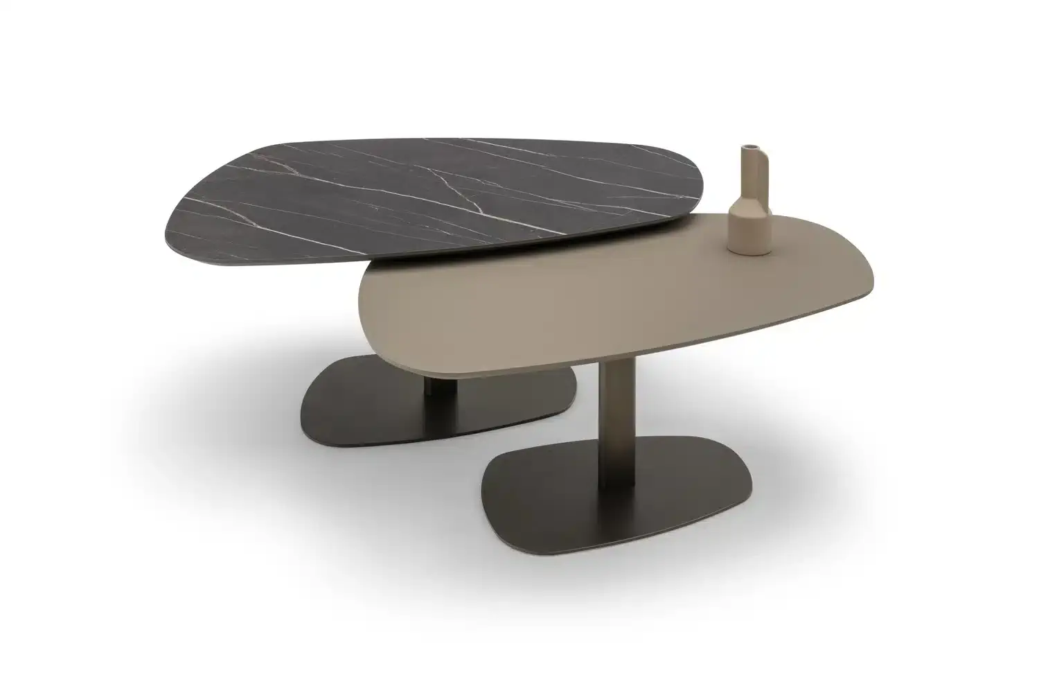 Couchtisch Trapea mit zweistufiger Platte in Schwarz und Beige.