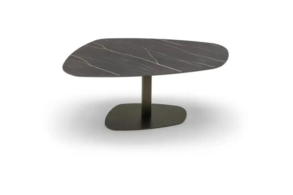 Couchtisch TrapeaGroot, trapezförmig, dunkle Marmoroptik, Metallfuß.