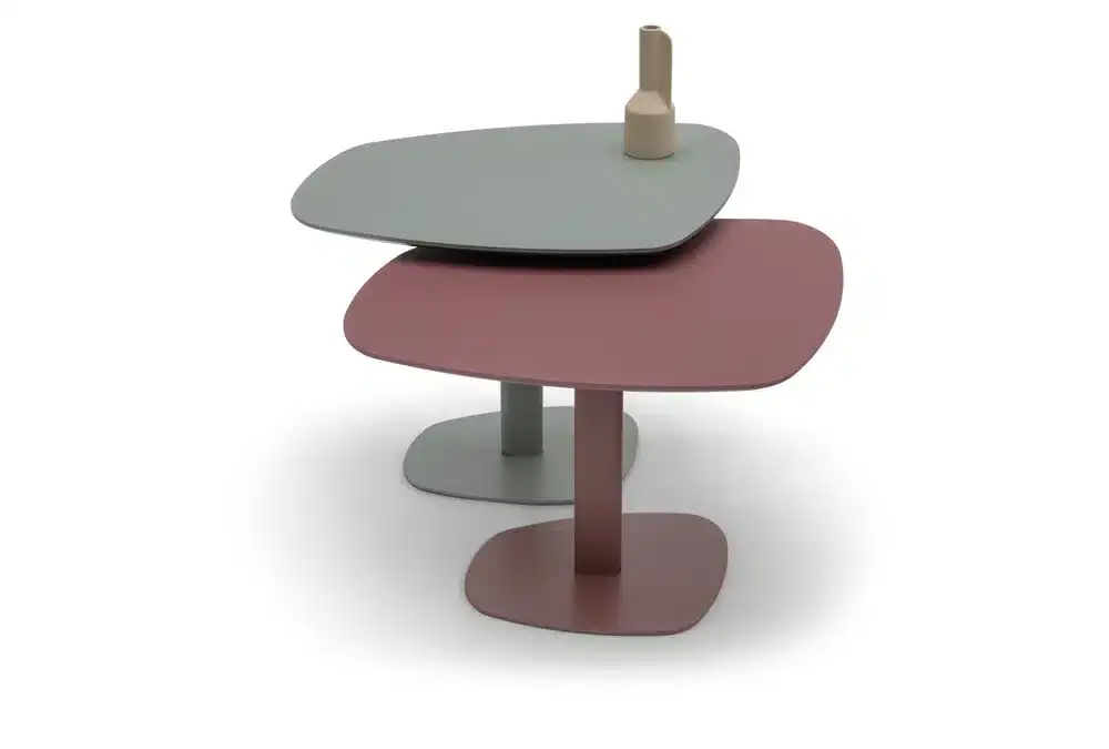 Couchtisch TrapeaTop, zweistufig, grün und rot, asymmetrische Form, modernes Design.