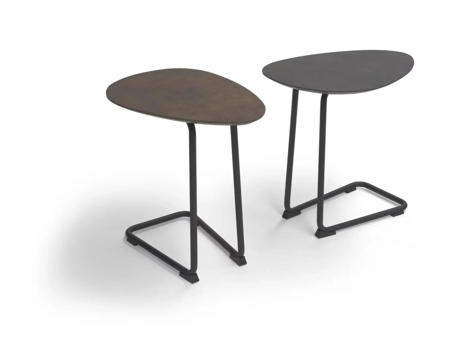 Couchtisch Twinny mit organischer Form, Metallgestell und dunkler Tischplatte.