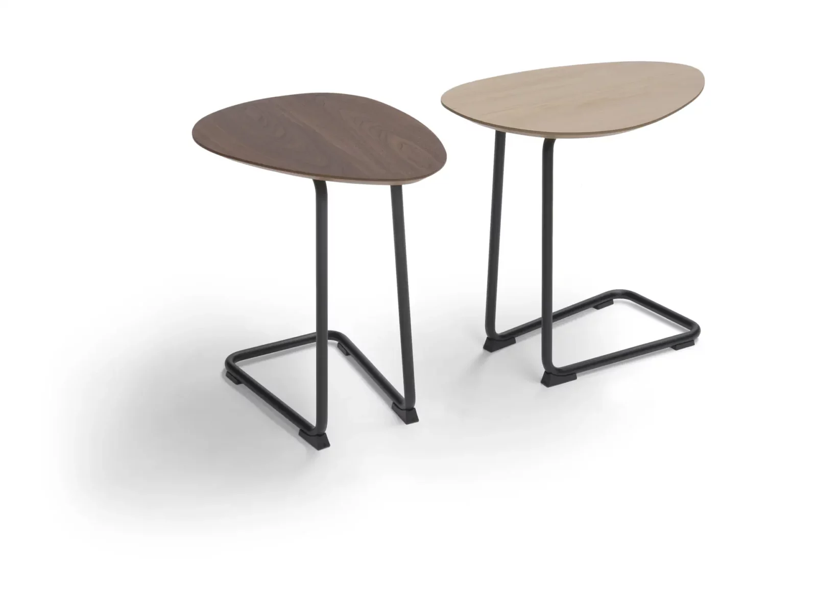 Couchtisch Twinny, Nussbaum- und Eichenfurnier, mit schwarzem Metallgestell.