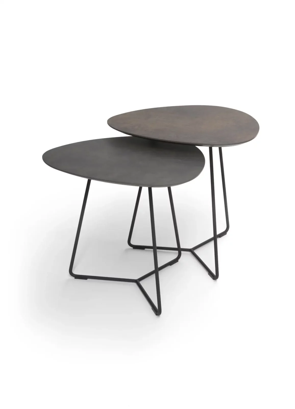 Couchtisch Twinny, bronzefarben, mit asymmetrischen Tischplatten und filigranem Gestell.