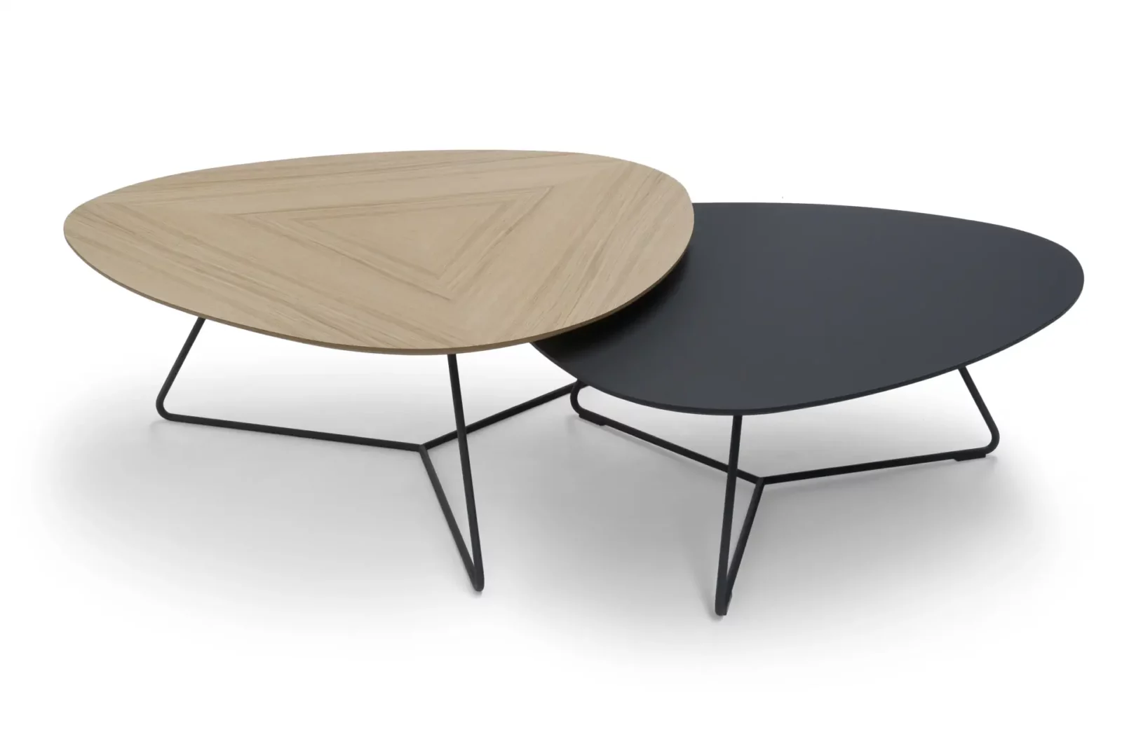 Couchtisch Twinny, Eichenfurnier und schwarzes FenixNTM, mit Metallgestell.