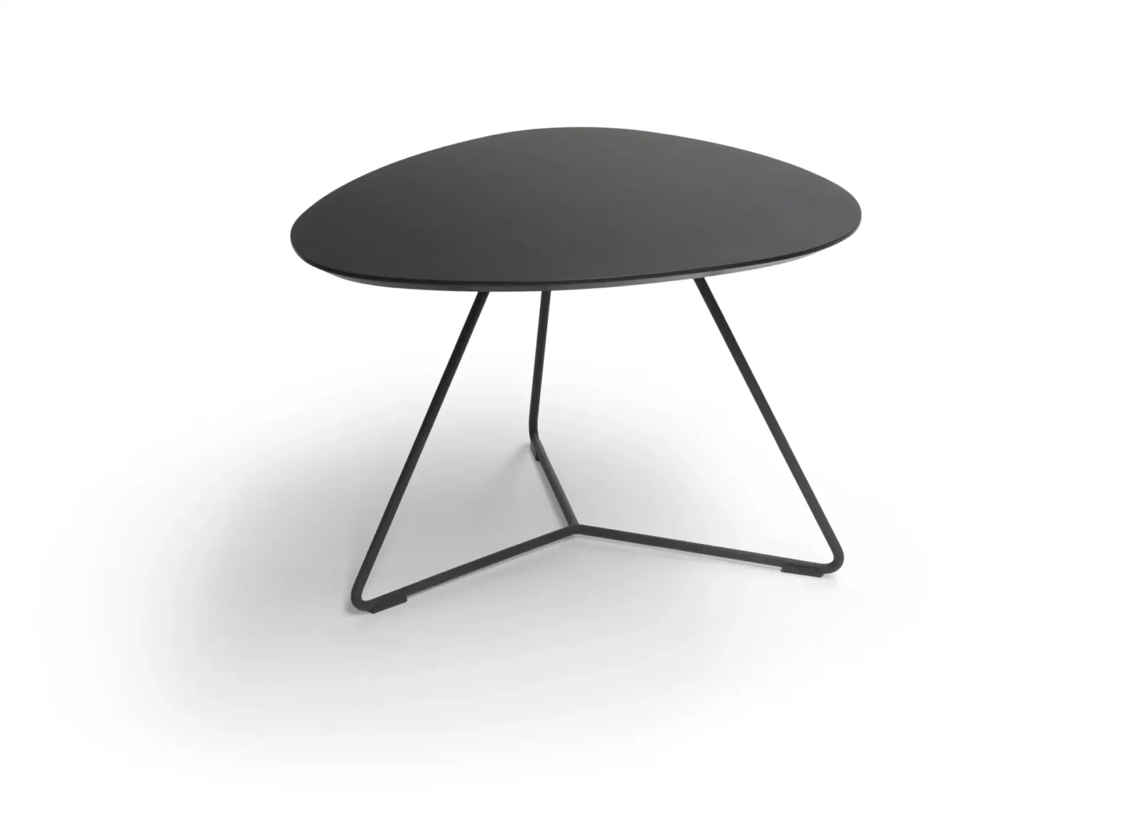 Couchtisch TwinnyTop, schwarzes Fenix NTM, dreieckige Form, filigranes Gestell.