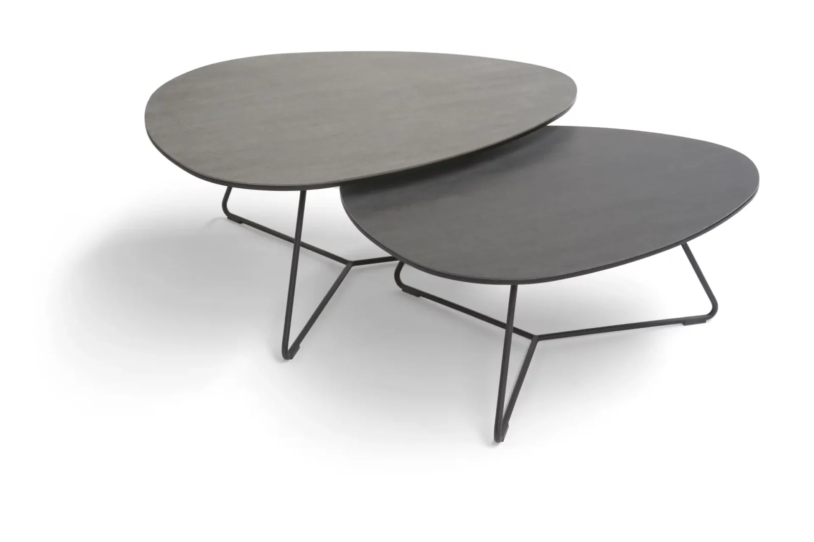 Couchtisch Twinny, Keramikoberfläche in Basaltgrau und Basaltschwarz, filigrane Metallbeine.