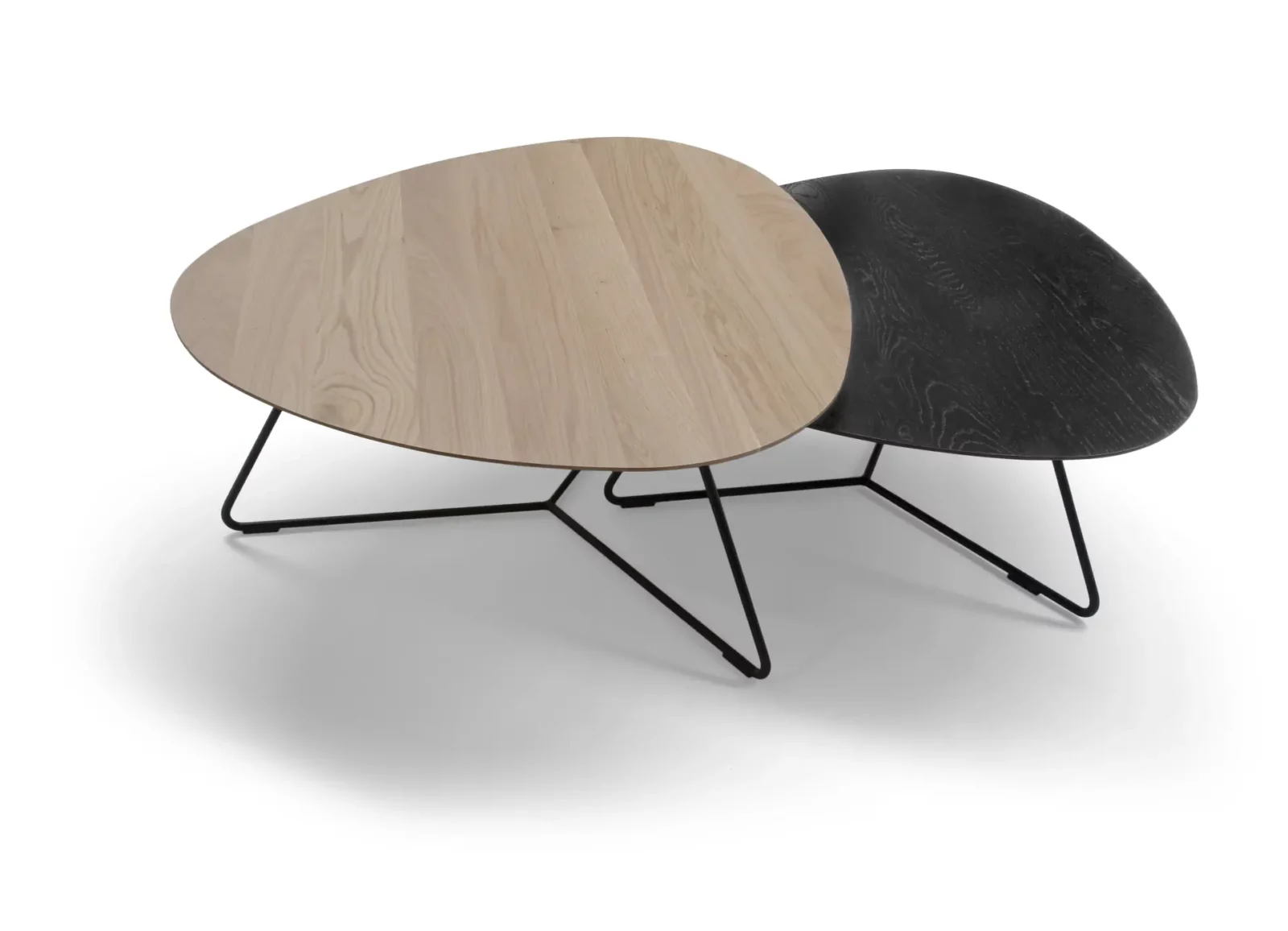 Couchtisch Twinny, massives Eichenholz, zweifarbig, mit schwarzem Metallgestell.