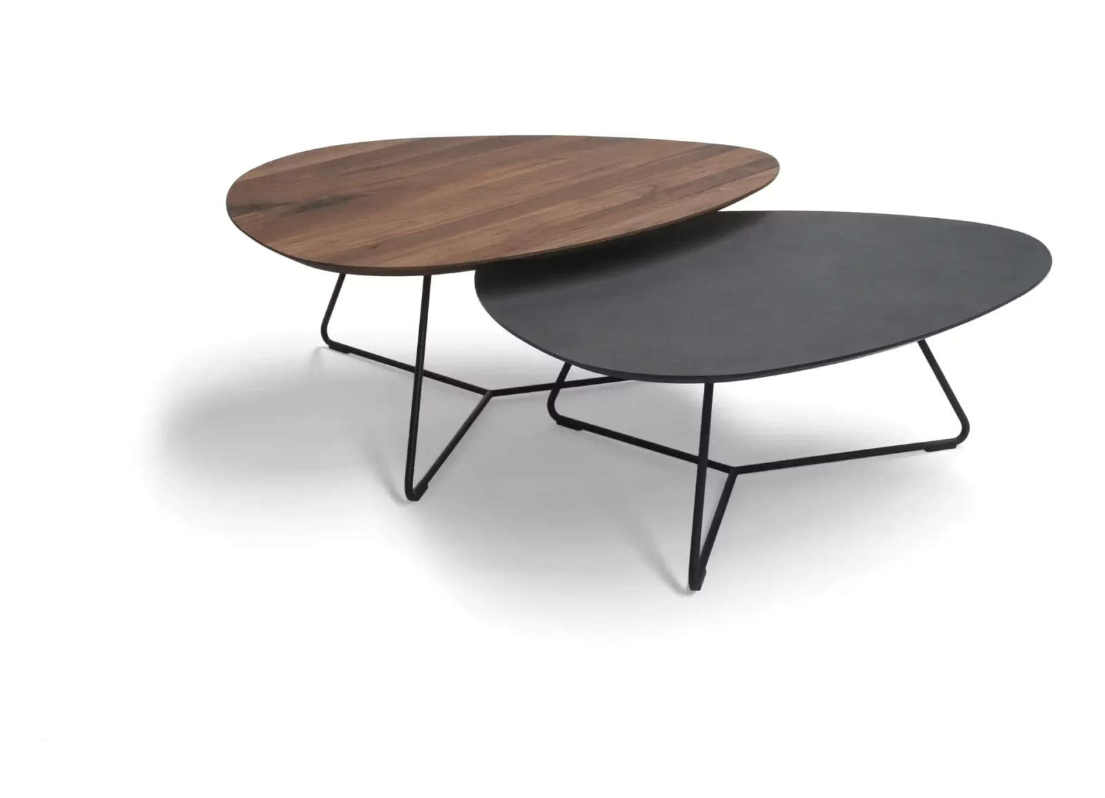 Couchtisch Twinny, massives Nussbaumholz, schwarzes Metallgestell, modernes Design.