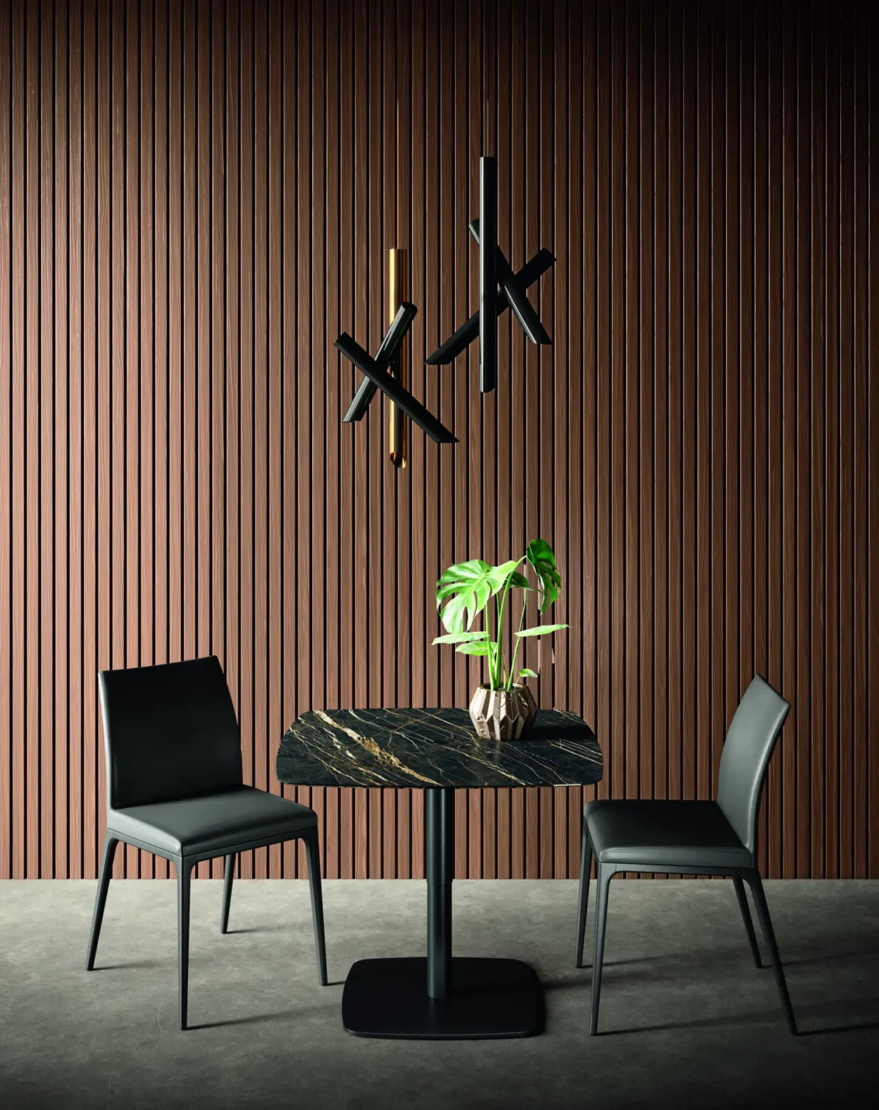 Couchtisch RS P430 mit schwarzer Marmoroptik und zentralem Metallfuß.