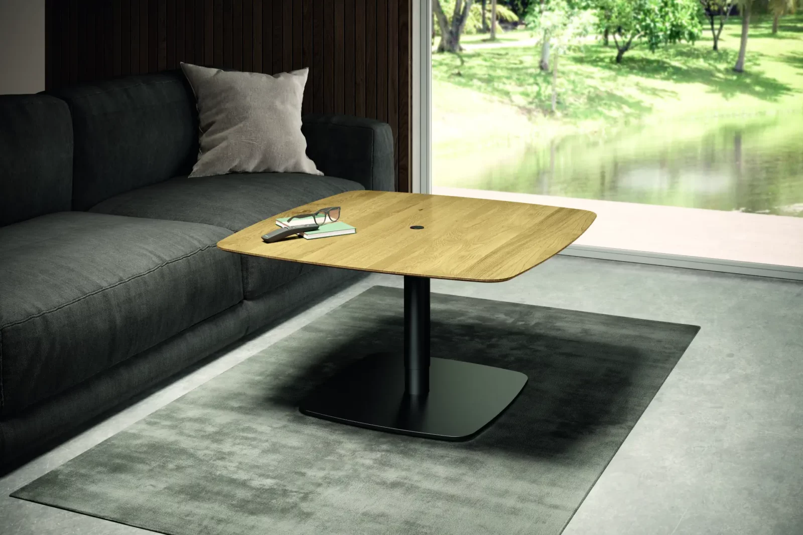 Couchtisch RS P430 in Wildeiche Natur mit schwarzer Bodenplatte.